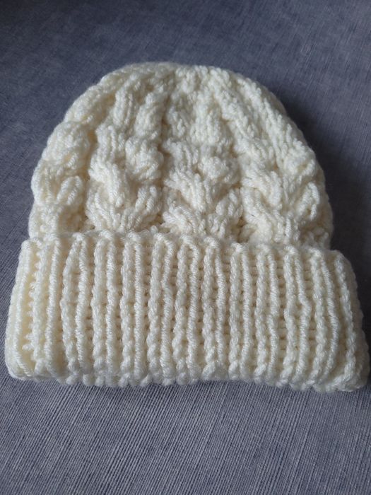 в'язана м' яка й тепла шапочка хенд мейд жіноча
