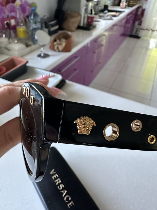 Okulary przeciwsłoneczne Versace – klasyczny styl z nutą glamour!