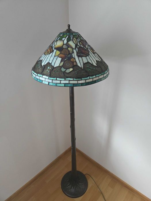 Lampa Tiffany stojaca - podlogowa – mosiezna noga, ręcznie zdobiona.