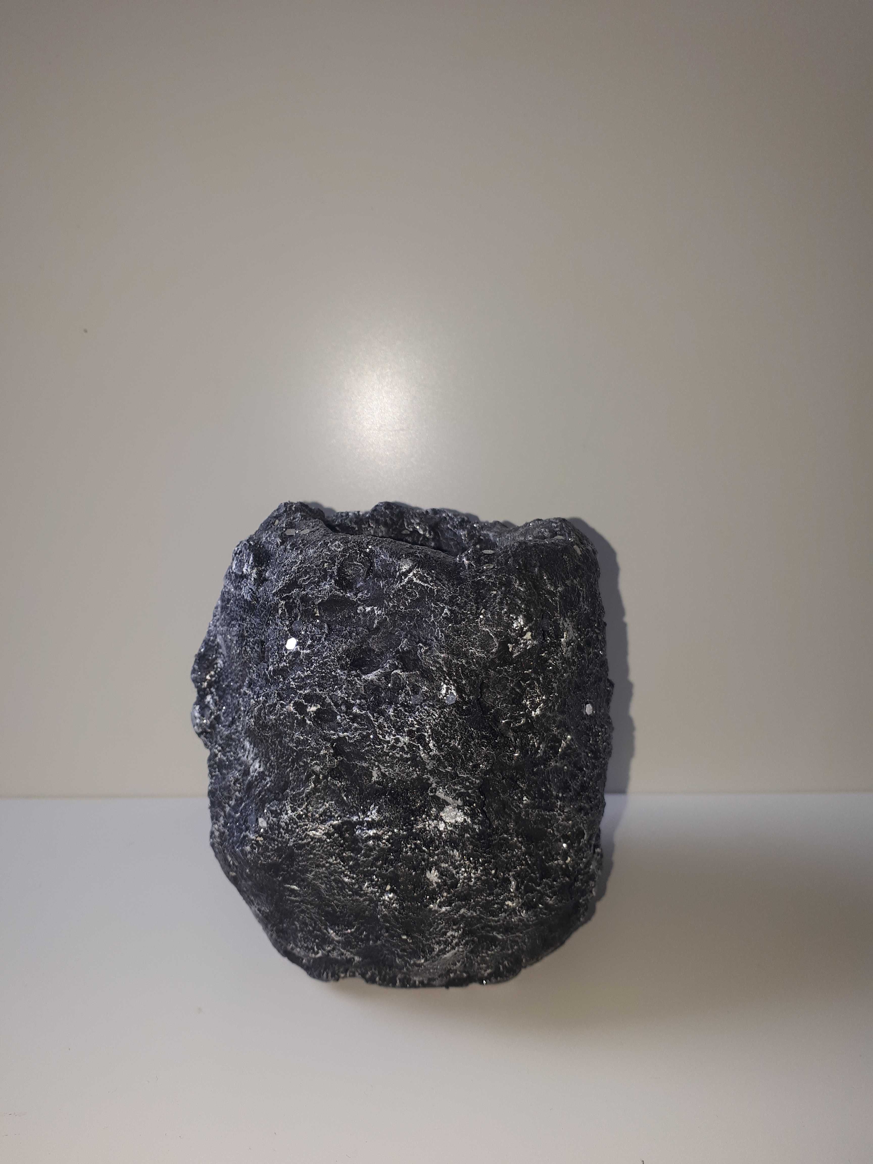Świecznik ozdobny srebrno-czarny kamień - 017