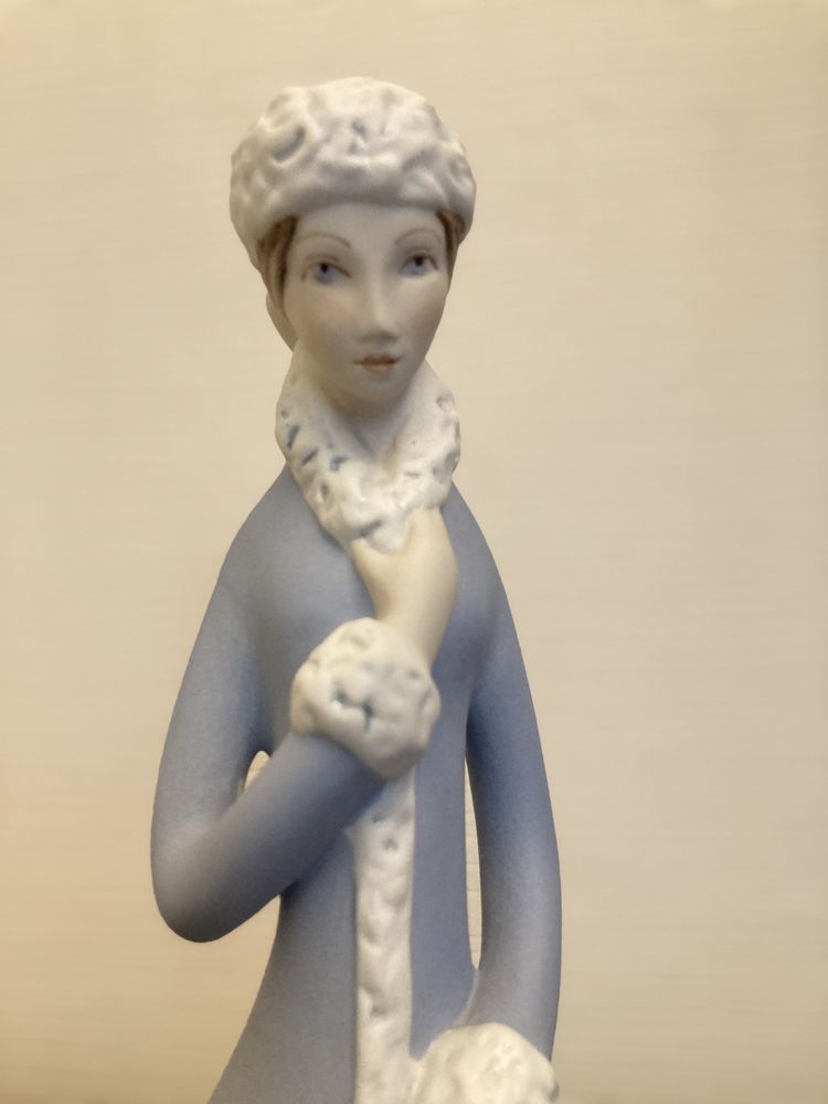 Figurka porcelanowa sygnowana