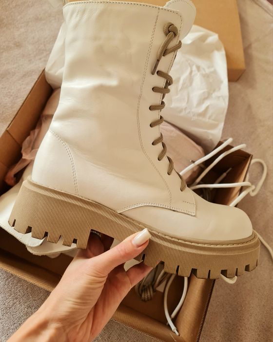 Білі з бежевою підошвою зимові жіночі ботинки чоботи шкіряні на хутрі