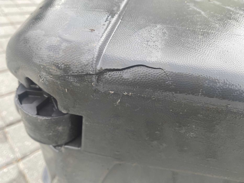Grande recipiente de plástico sobre rodas