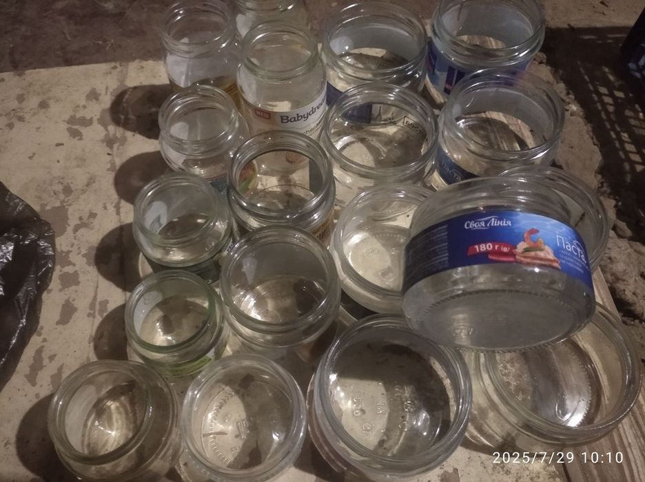Багато банок пристрою в добрі руки