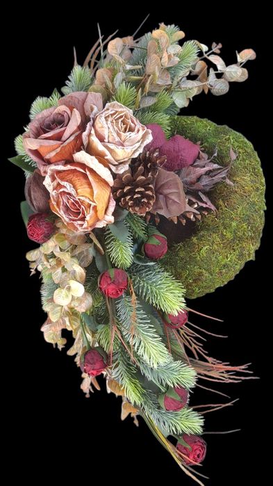 Stroik kompozycja wiązanka na wianku z mchu na grób cmentarz pomnik