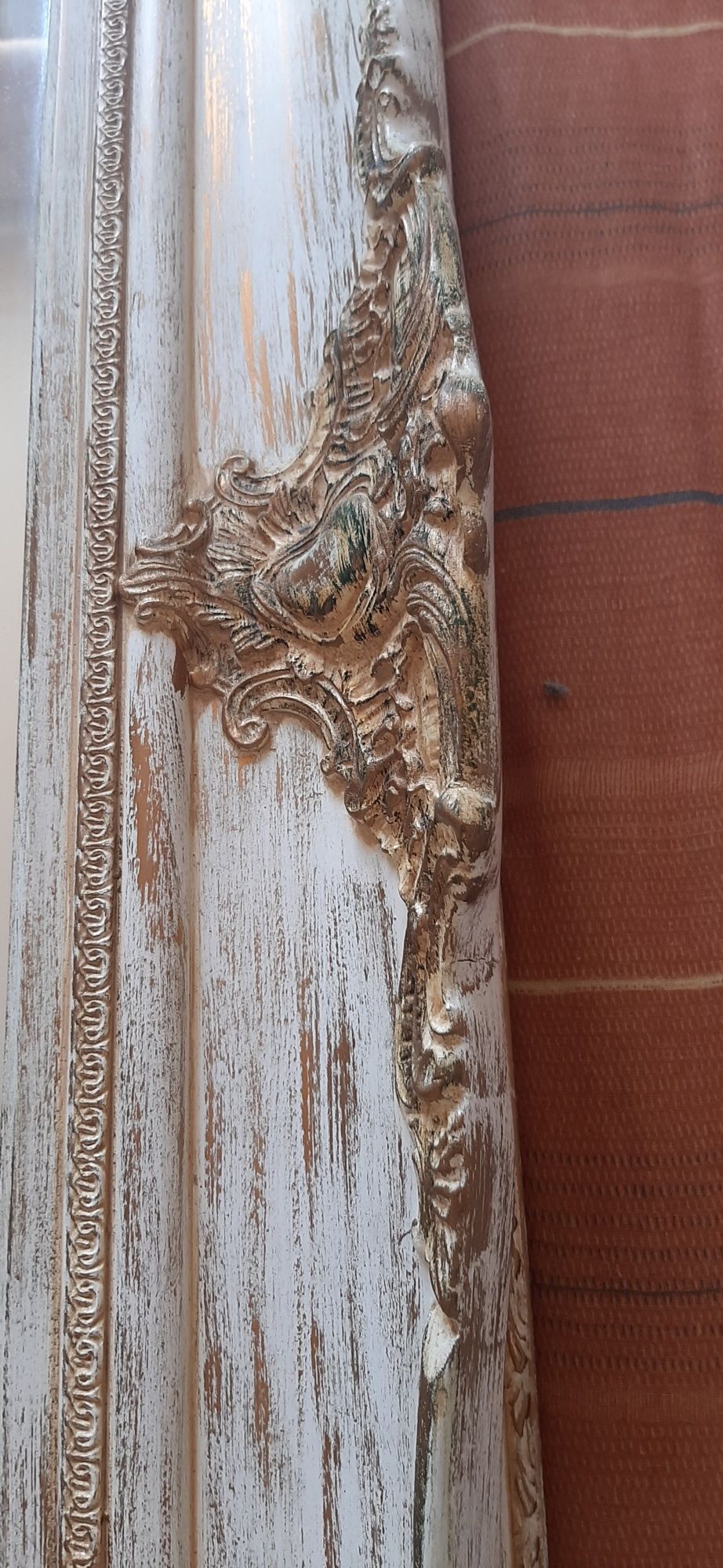 Espelho com moldura em madeira