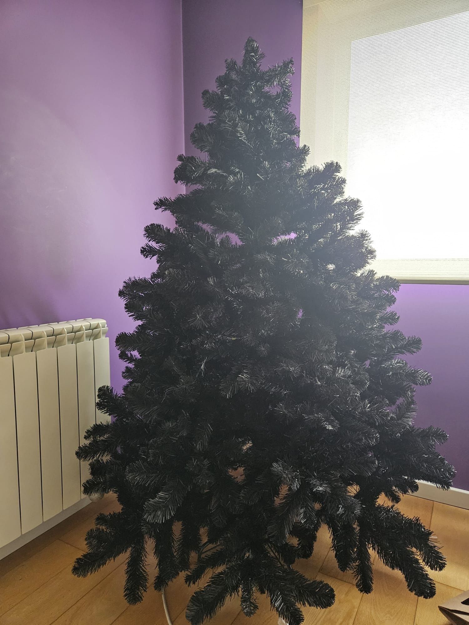 Arvore de natal preta com efeitos neve , bolas e luzes de oferta