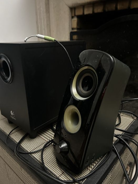 3 colunas LOGITECH como nova