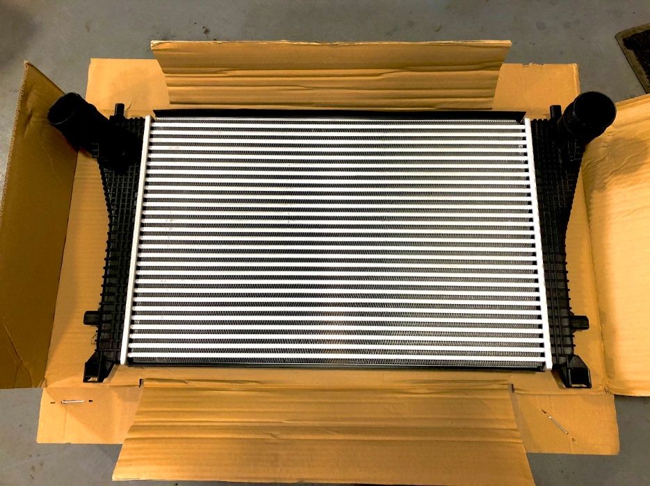 Радиатор Интеркуллера с креплениями Volkswagen Tiguan 18 - 5QM145803D