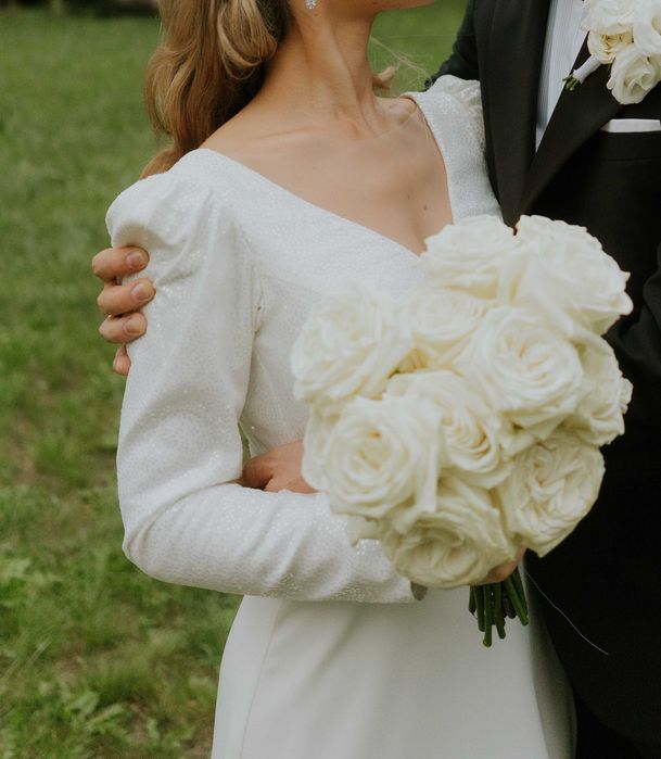 Suknia ślubna z trenem z wloskich tkanin