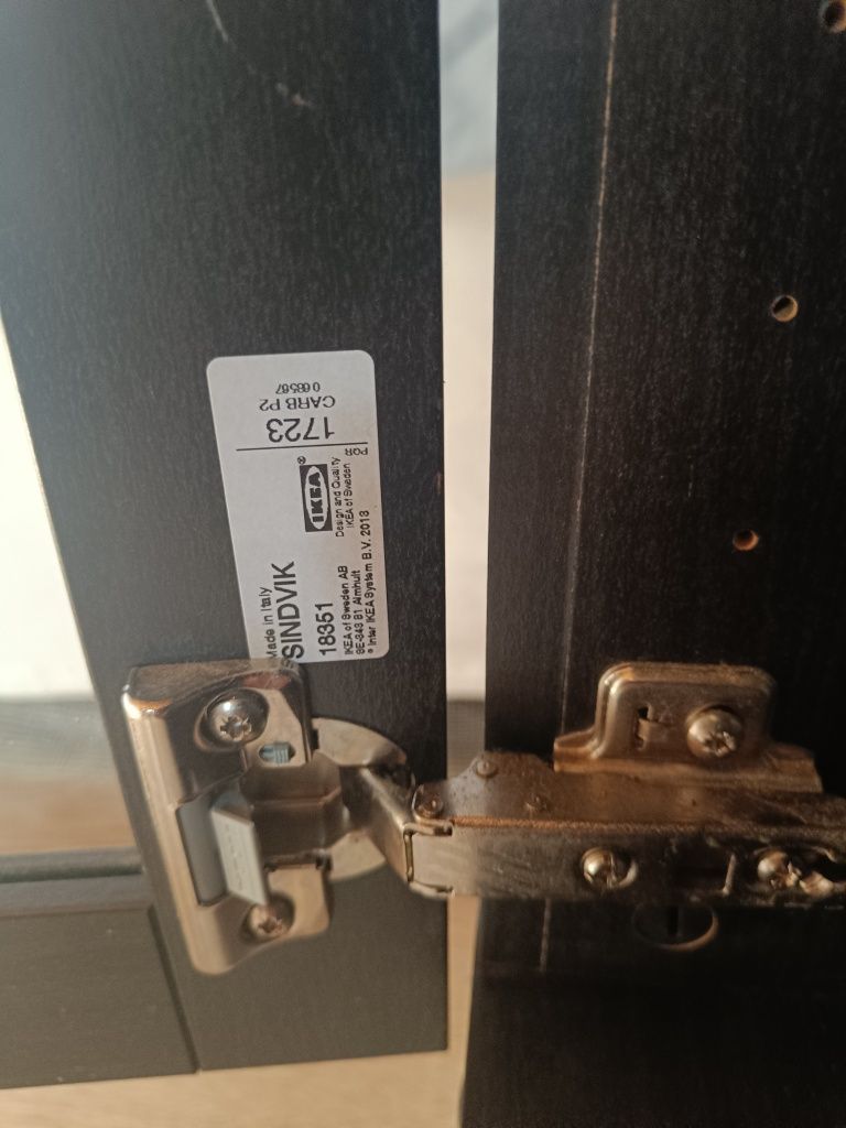 2 móveis Besta - IKEA - com portas em vidro