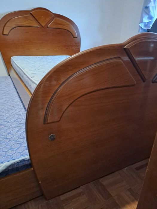 Cama de solteiro dupla ,inclui mesa de cabeceira e colchões