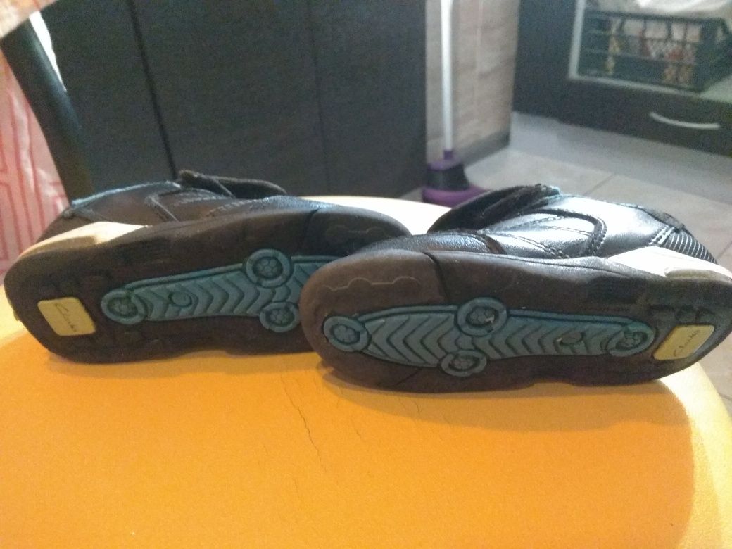 Кожаные кроссовки CLARKs