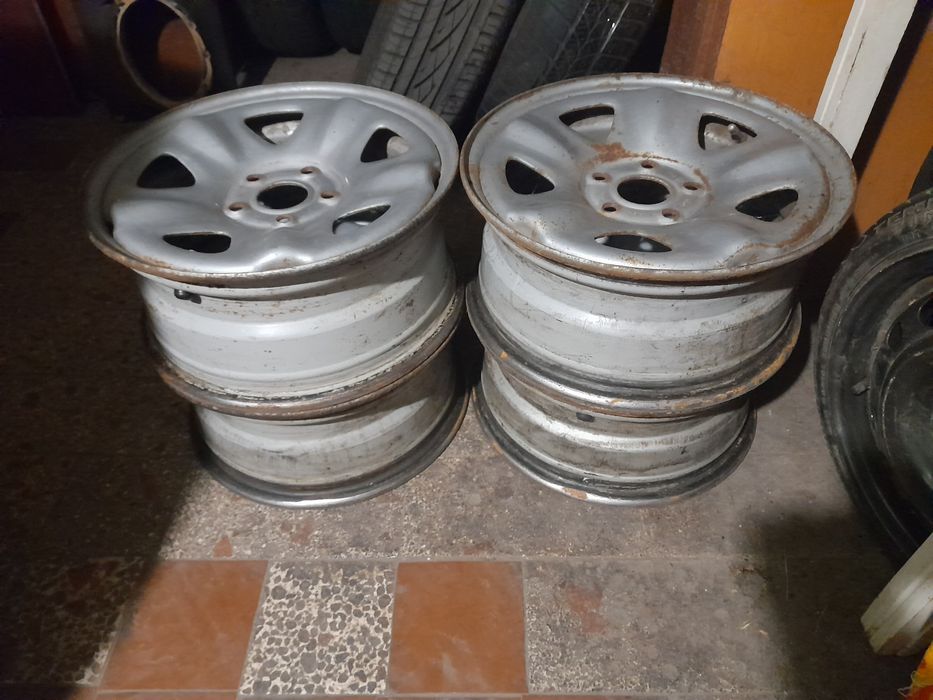 Чехлы Волга 31105 газ 31029 запчасти диски запаска рем вставка дверей