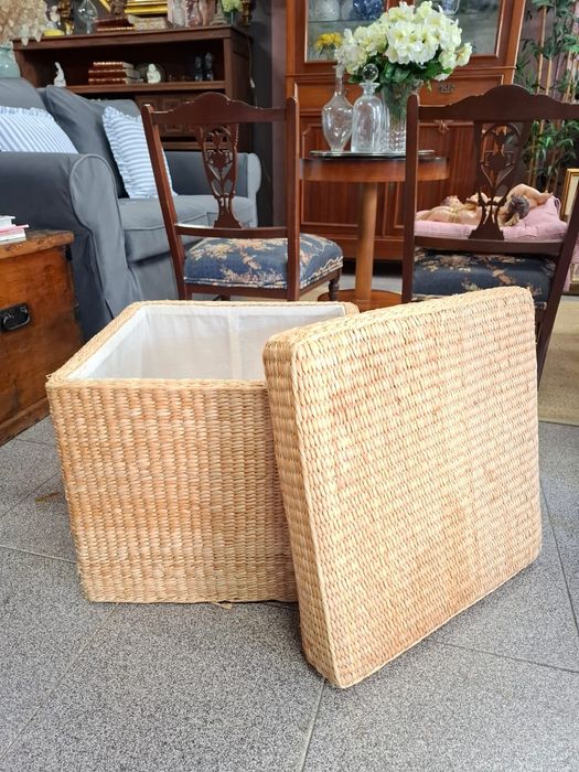 Banco/caixa em vime entrançado.