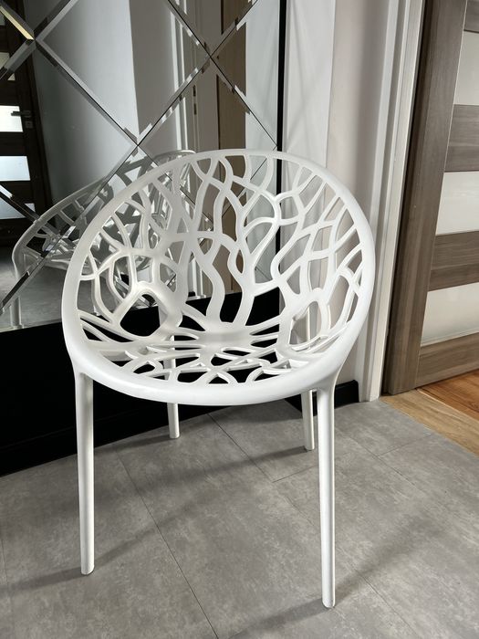 Krzesła ażurowe białe