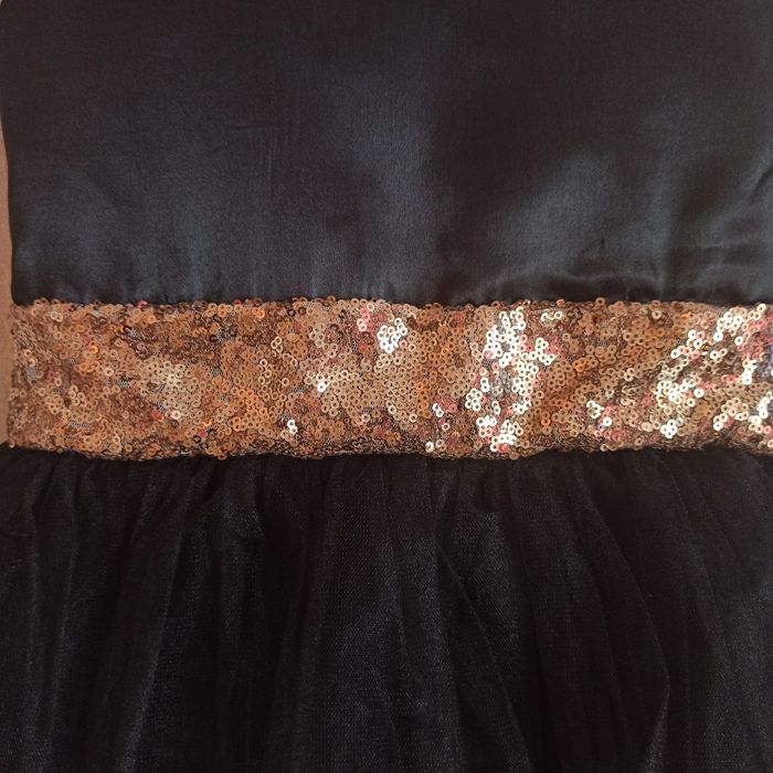 Платье нарядное на девочку 5-7 лет, состояние как новое, одевали пару