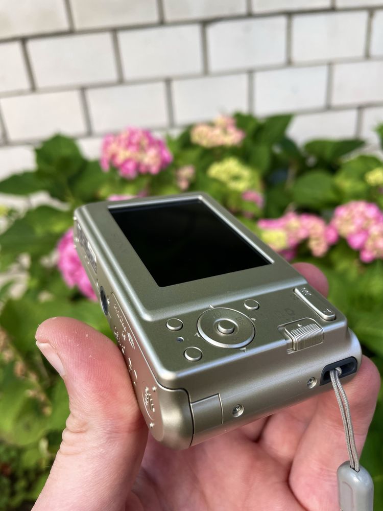Sony Cyber-shot DSC-S2000