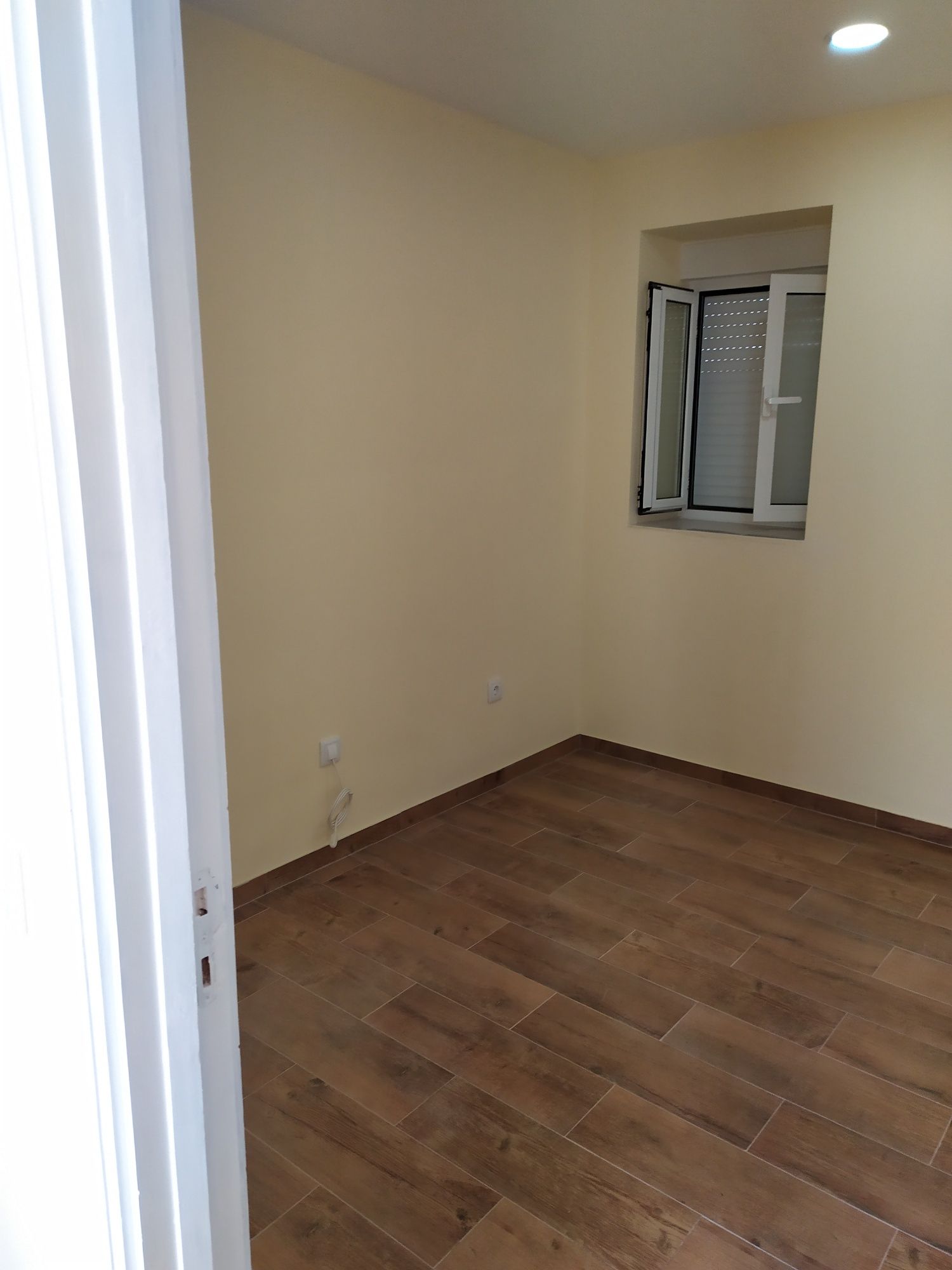 Vendo apartamento T2+1, com casa T0 separada