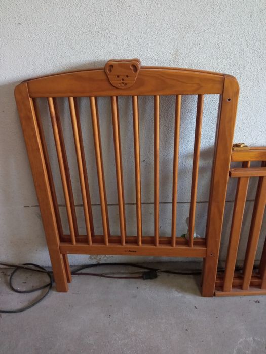 Berço de madeira com colchão