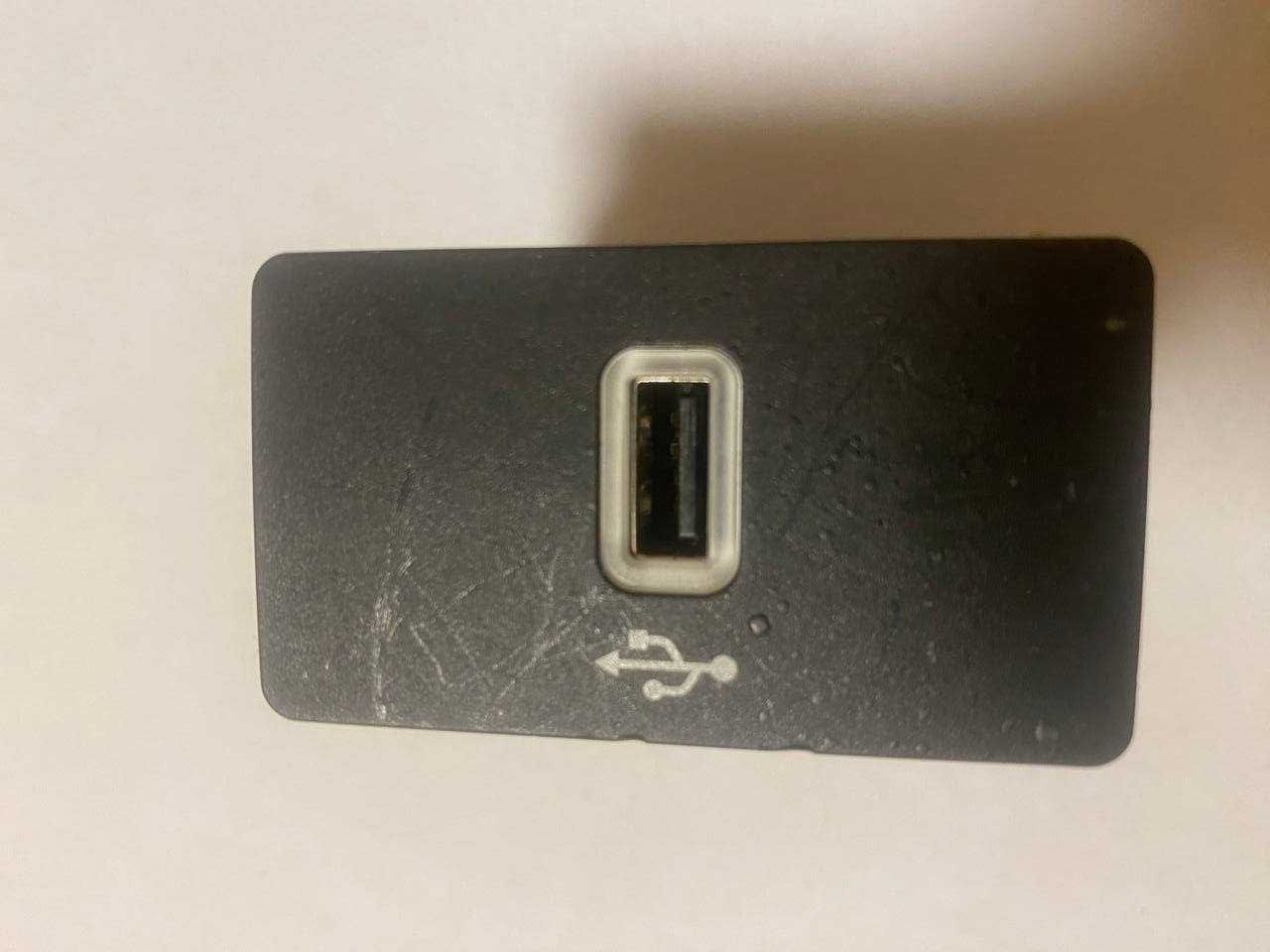 Ford USB Outlet Media Connector Plug GR3T-14F014-AB