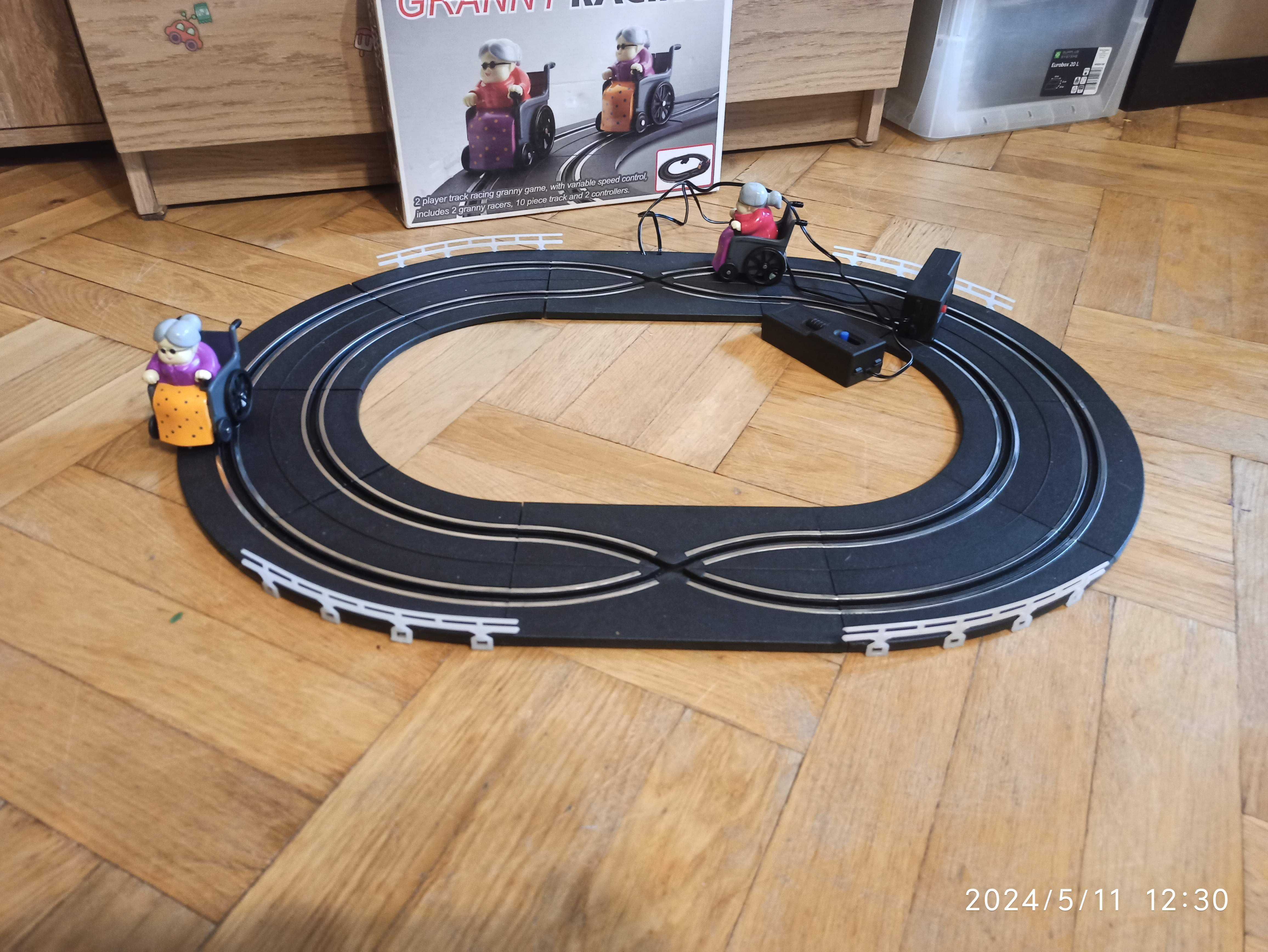 Tor wyścigowy na baterie z babciami na wózkach  GRANNY RACING