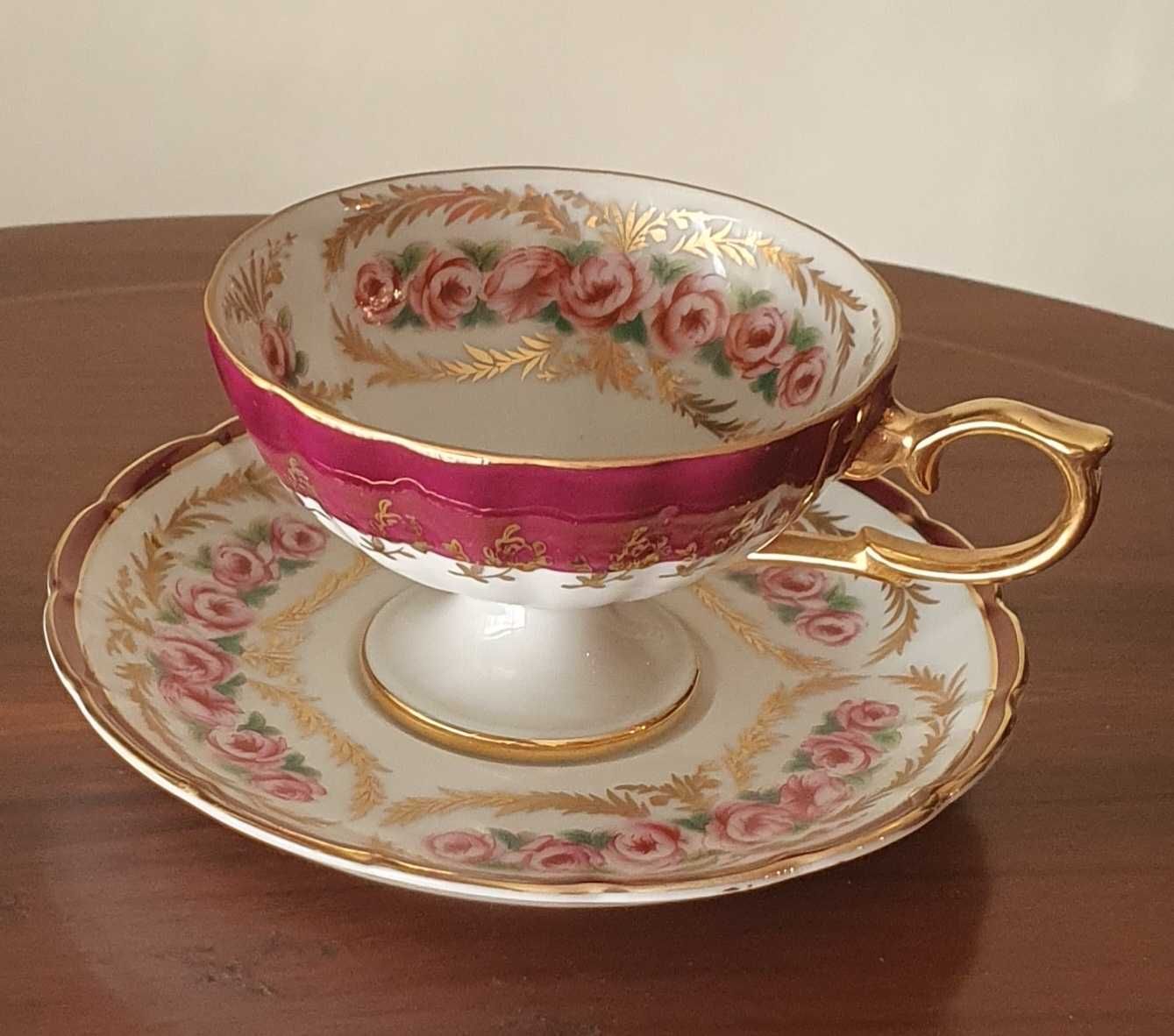 Lindíssima e vintage chávena de chá em porcelana da coleção O.H.C.