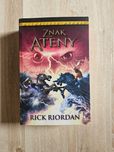 Znak Ateny, Rick Riordan