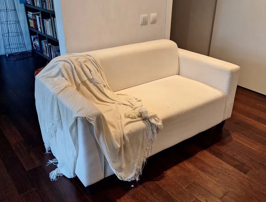 Sofa branco 2 lugares ( 145x70cm)