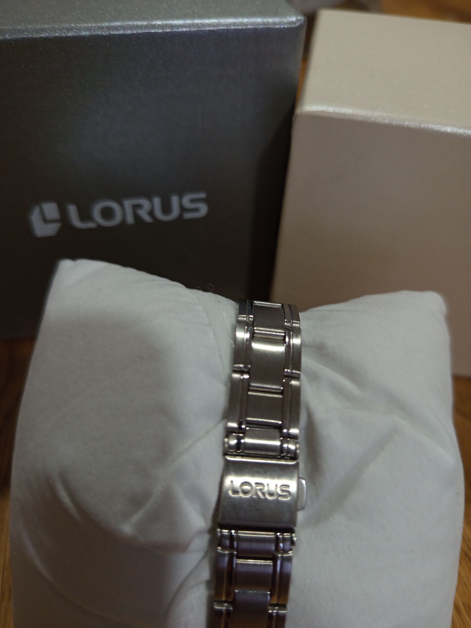 Relógio Lorus senhora novo com caixa e certificado. Preço negociável
