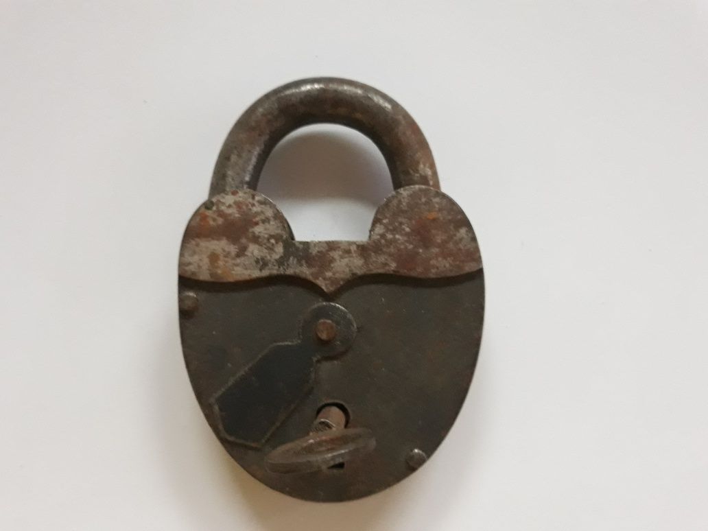 Stara kłódka metalowa z kluczem WALENTYNKI