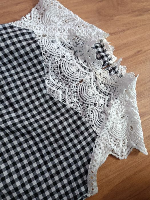 Bluzka w kratkę z ozdobną koronką