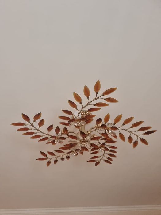 Набiр  свiтильникiв : центральна люстра, бра, точковi свiтильники.