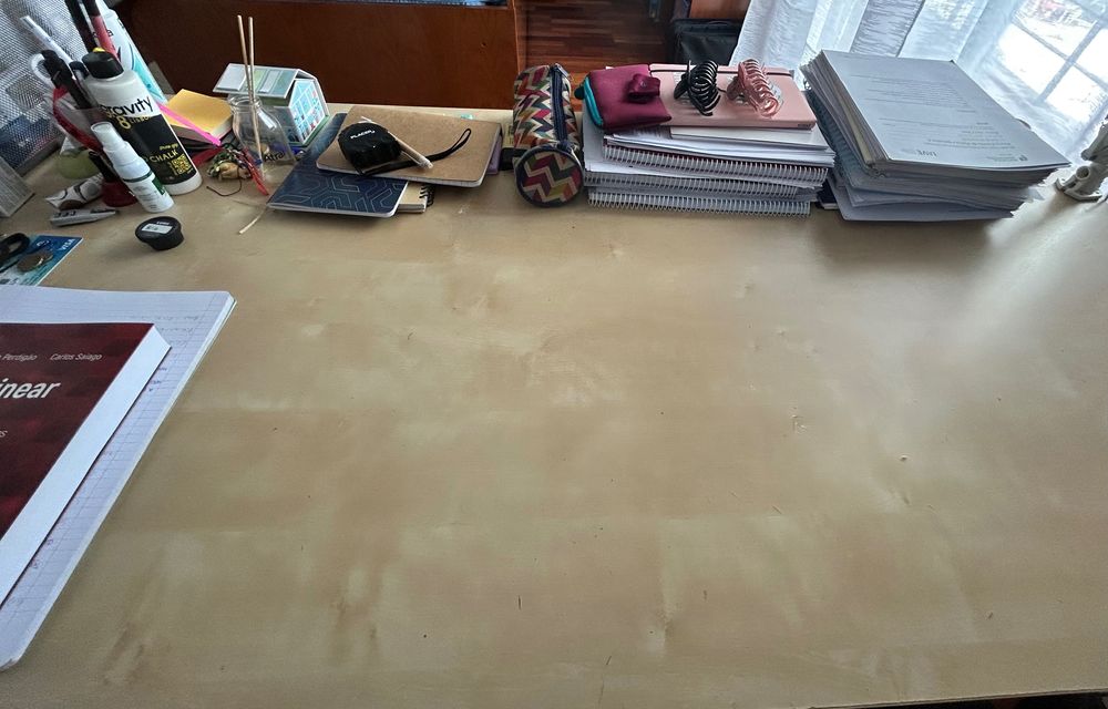 Secretária IKEA com pés reguláveis