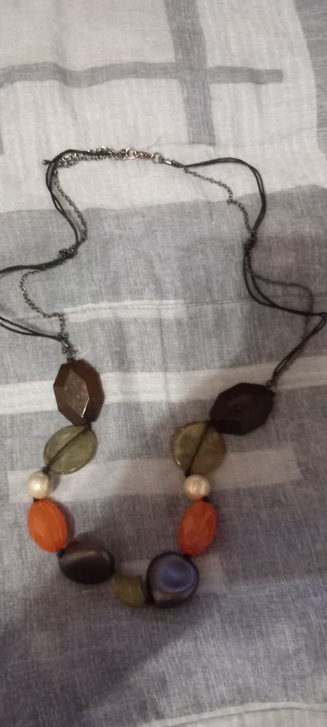 Colar com pedras