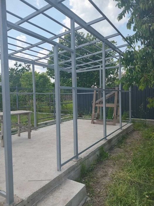 Бригада виконує будівельні  роботи.
Бетонні роботи: фундаменти, паркан