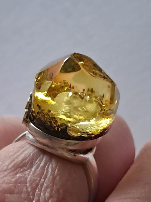 srebrny regulowany pierścionek z naturalnym bursztynem bałtyckim