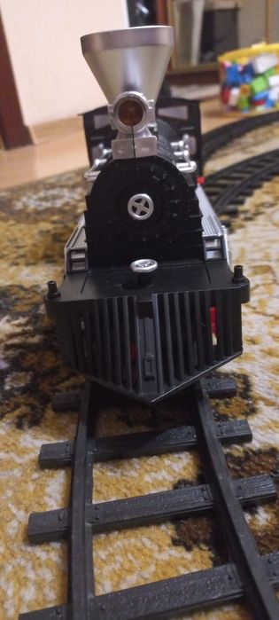 Потяг "Ера паровозів " з світло -музичними ефектами ,йде пар з труби