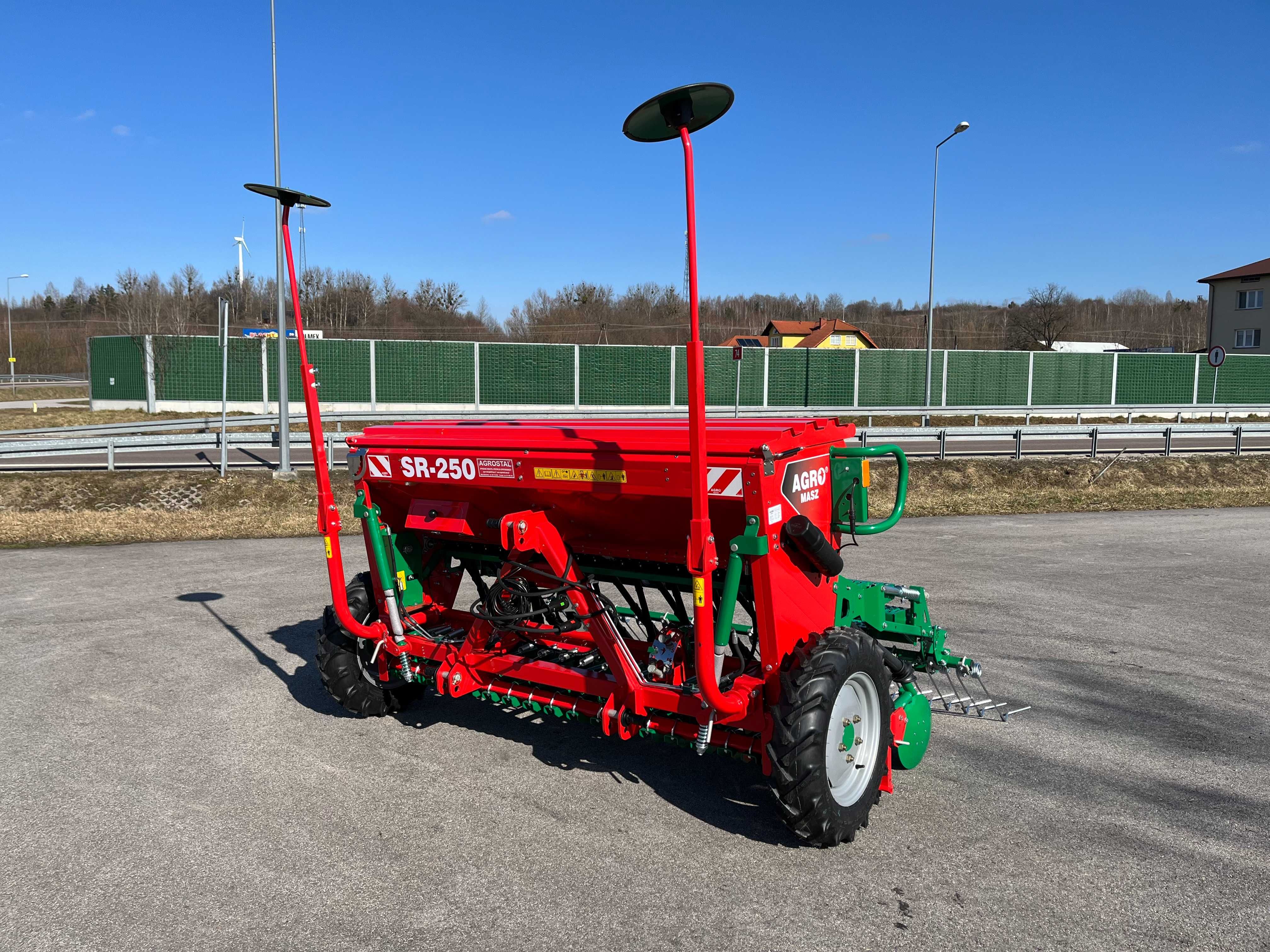 Siewnik rzędowy marki Agro-Masz SR-250