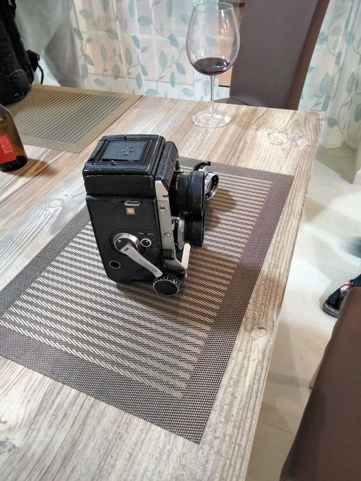 Máquina fotográfica é uma relíquia  vendo no estado em que se encontra