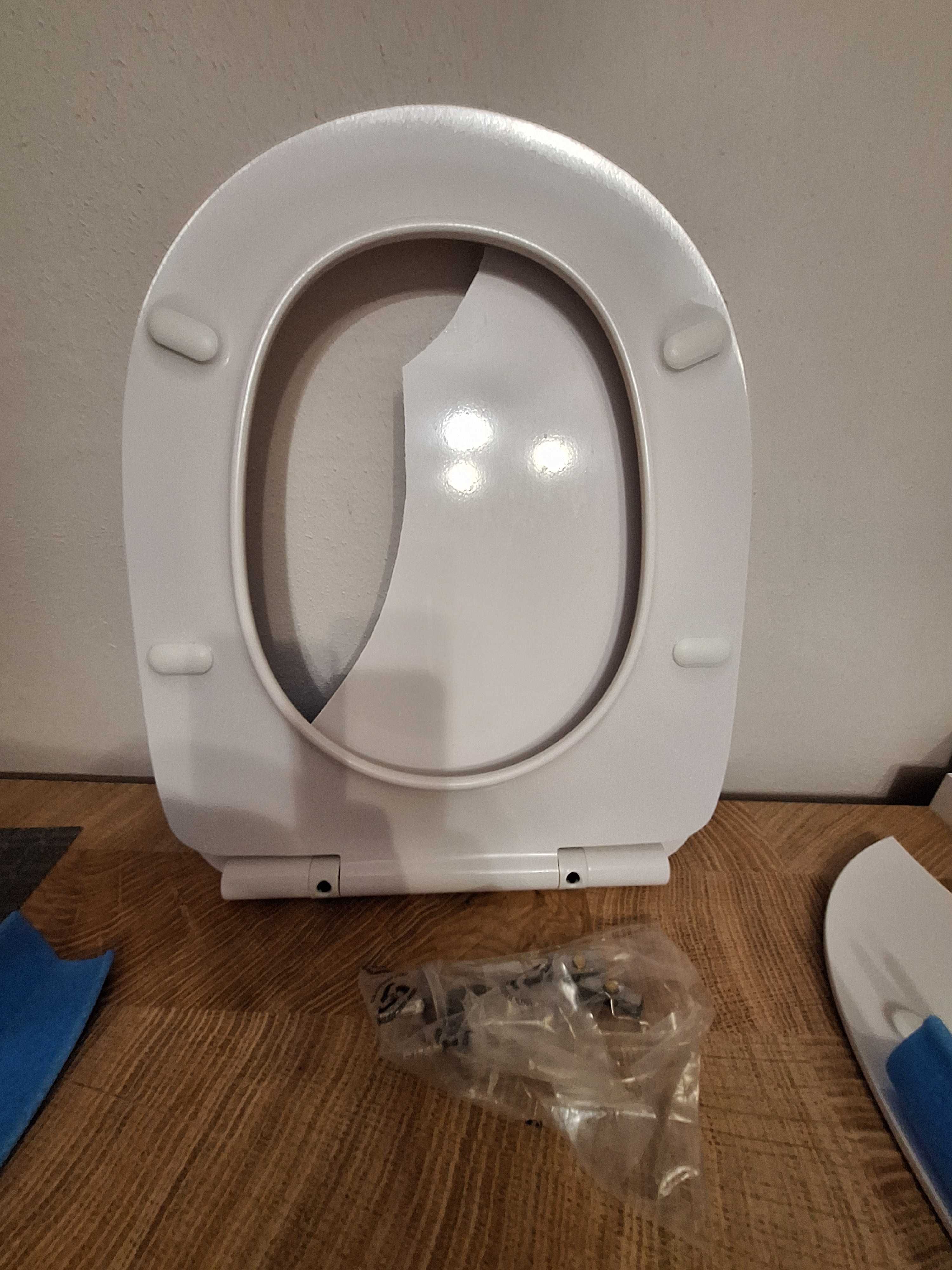 ROCA – seria  DEBA - Deska WC SLIM wolnoopadająca Round