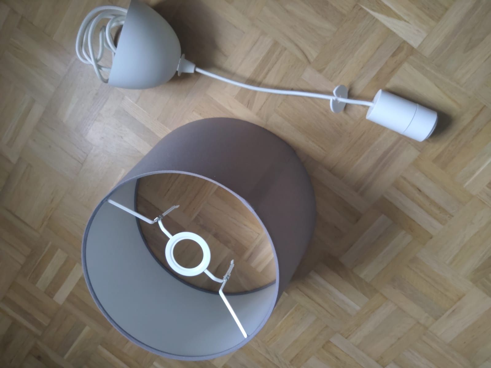 Lampa wisząca szary klosz i biały kabel z tkaniny: Jara/Sunneby z Ikea