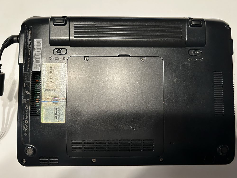 Asus EEE 1000HE mini laptop 0
