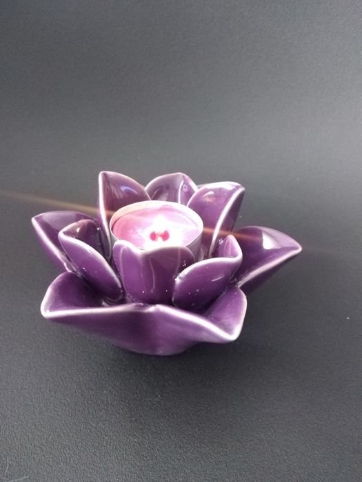 Ceramiczny świecznik Lotos.