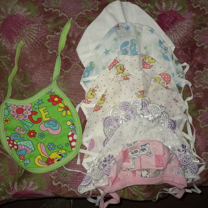 Віддам шапочки для новонароджених бавовна та слинявчик недорого