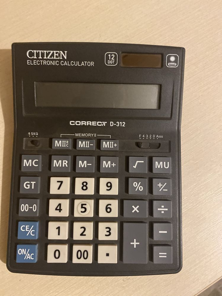 Калькулятор Citizen D312 працює без батарейок