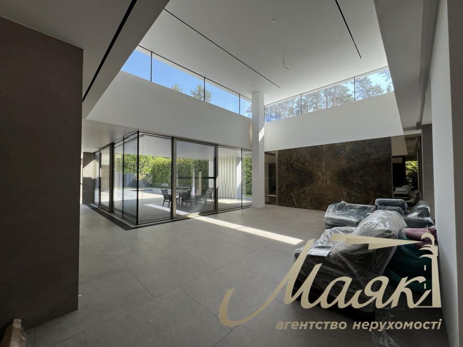 Продажа дома БЕЗ КОМИССИИ с бассейном и терассой в Плютах