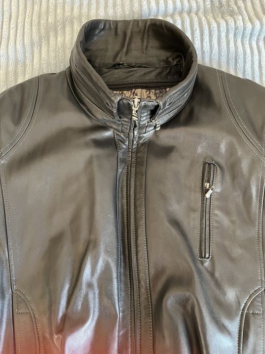 Курточка шкіряна, два в оній.