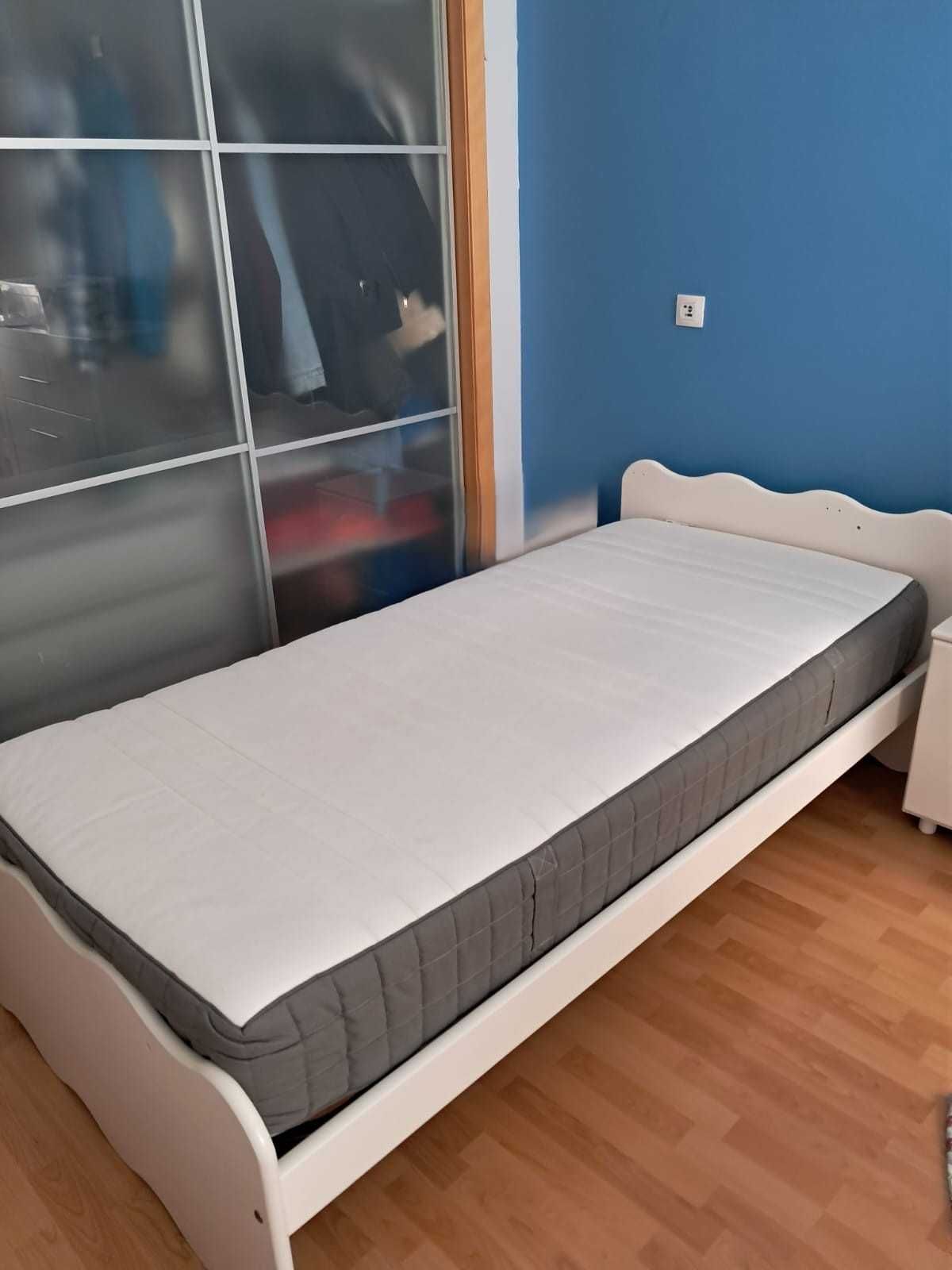 Cama branca de criança em muito bom estado. Madeira maçica.