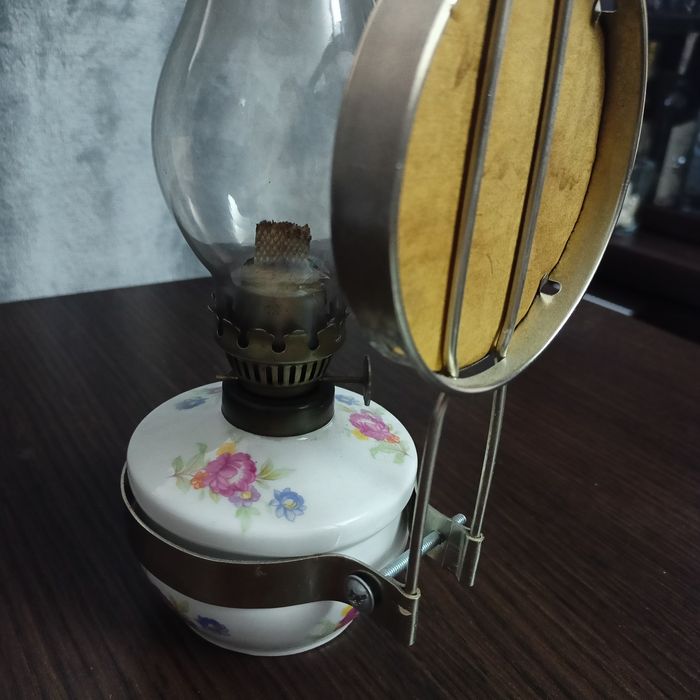 Lampka naftowa z lusterkiem